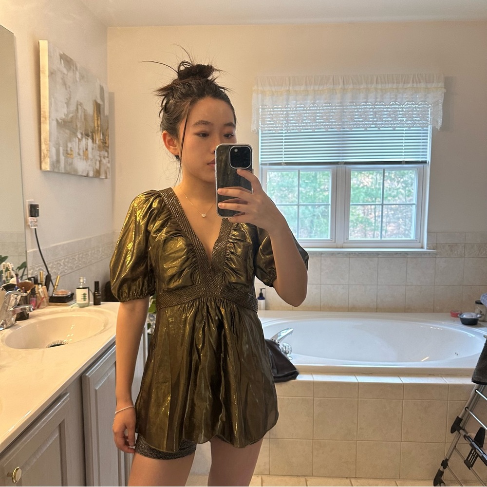 Bebe Gold metallic low cut blouse w puffed sleeves and tie in size S (orig $69)